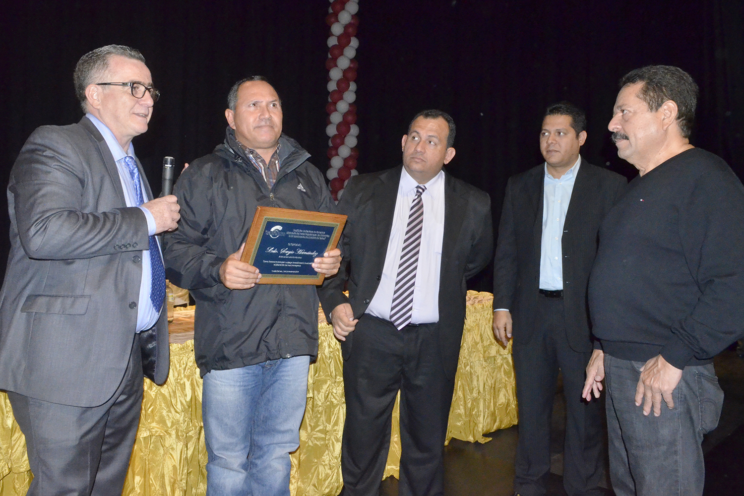 La directiva y los trabajadores entregaron una placa de reconocimiento al alcalde Sergio Hernández.
